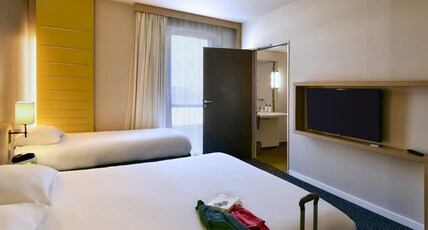 ibis Styles Nantes Rez Room Type - Standard Room with one double bed and one single bed ibis Styles Nantes Rez Room Type - Standard Room with one double bed and one single bed
