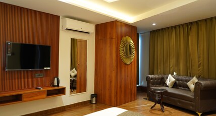 The Aura Luxury Hotel Shahdara Railway Station Room Type - Premium Room