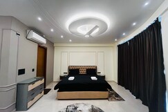 Hayaat's Stay (Suite Room) Omaxe Hazratganj