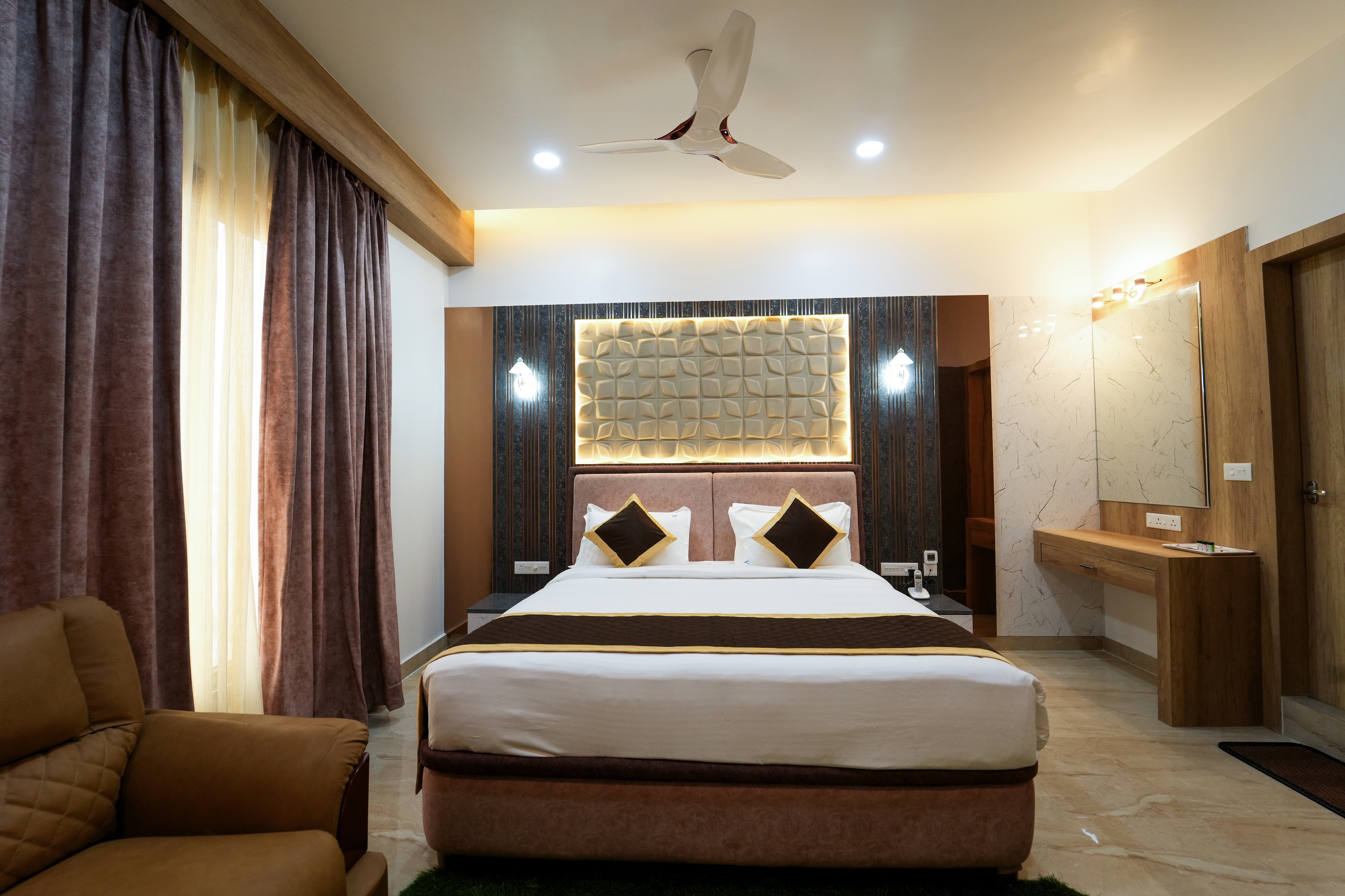 Hotel Y Palace - Tap to explore photos