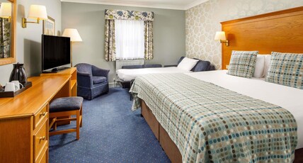 Mercure Bristol North The Grange Hotel Room Type - Classic family room for 2 adults and 1 child