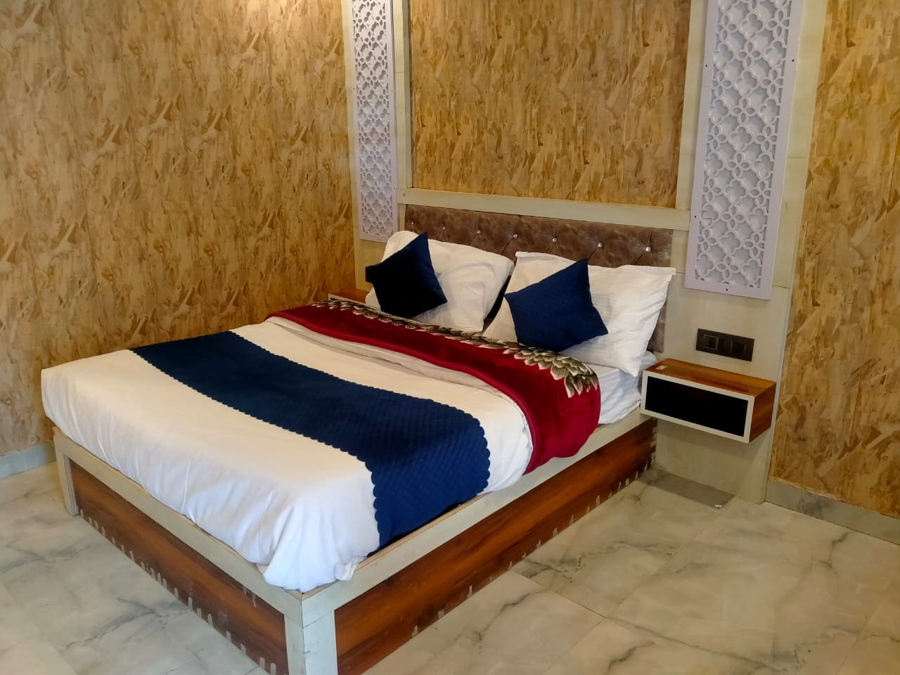Hotel Om Radhey - Tap to explore photos
