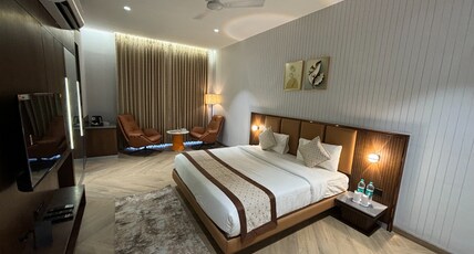 FOUR POINT CORNER Room Type - Deluxe Double Room