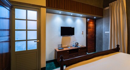Savana Guest House Room Type - Premium Room King Bed