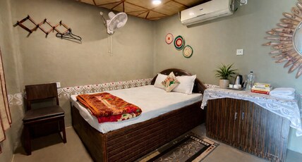 Prabhu Udyan Resort Room Type - Deluxe Couple Friendly Room - Suktara
