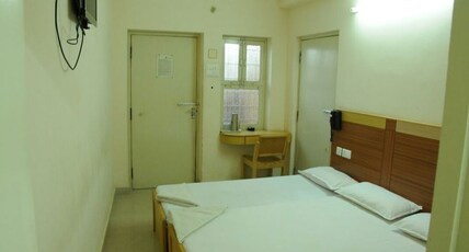 Hotel Palm Tree Room Type - Family Room AC 3 Bed