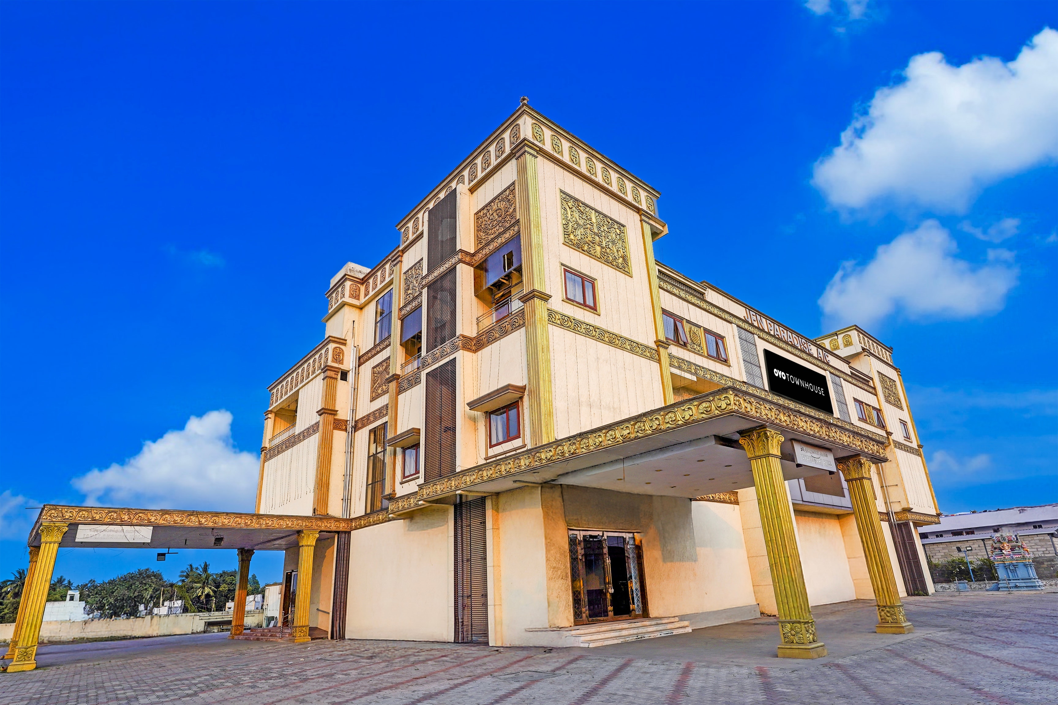 Townhouse JFN Comfort Hotel - Tap to explore photos