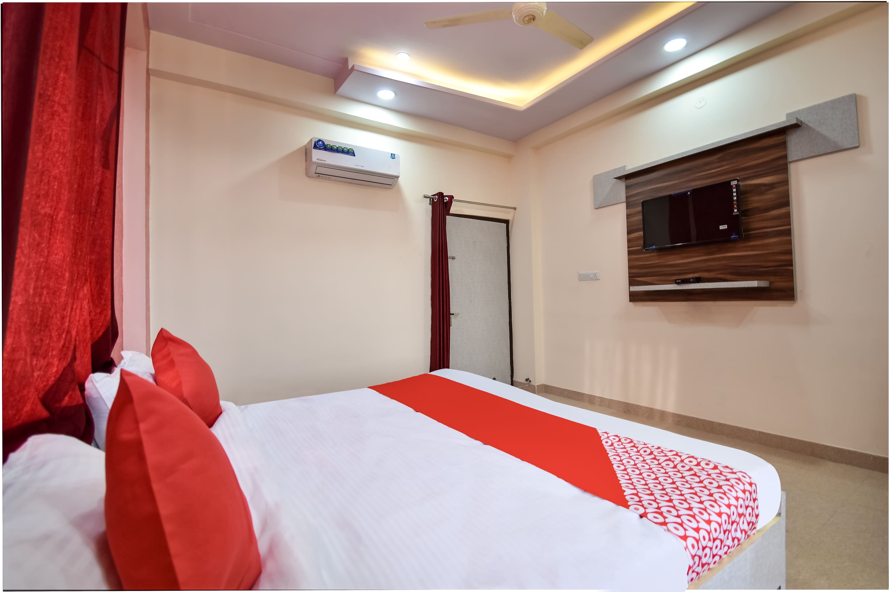OYO 70183 Sai Kripa Lodging - Tap to explore photos