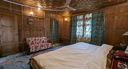 Royal Vintage Houseboats Room Type - Luxury Super Deluxe