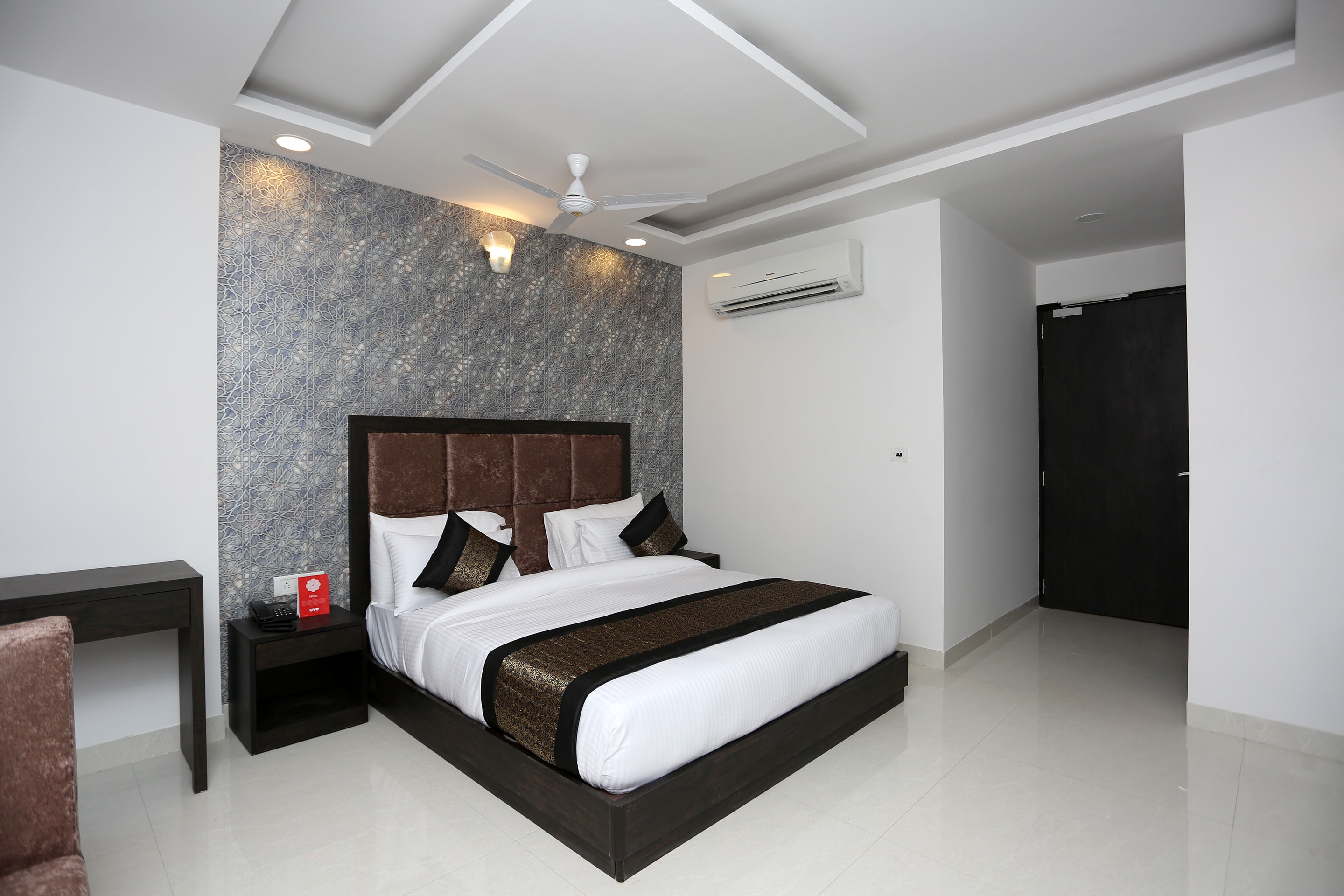 Hotel O M SUITES - Tap to explore photos