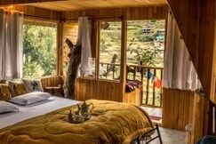Little Wood Treehouse | Jacuzzi | Private Parking | 10 minutes walk to property