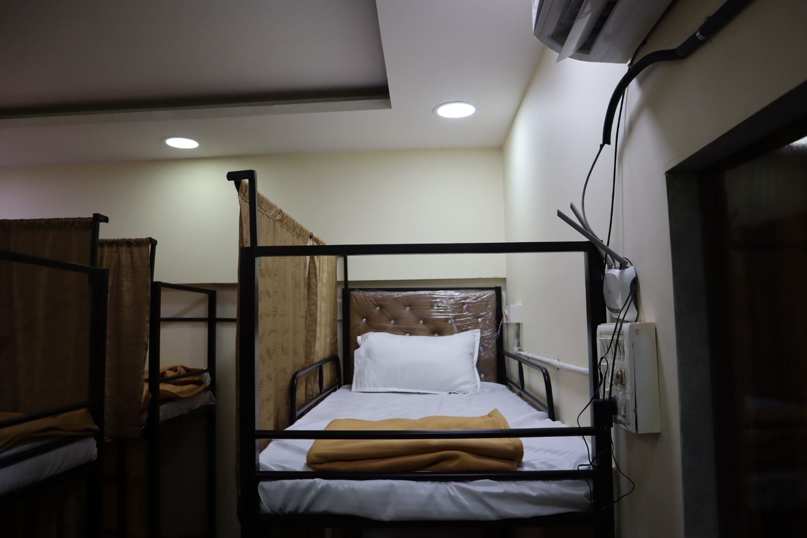 Indigo Room Sharing - Dormitory - Tap to explore photos