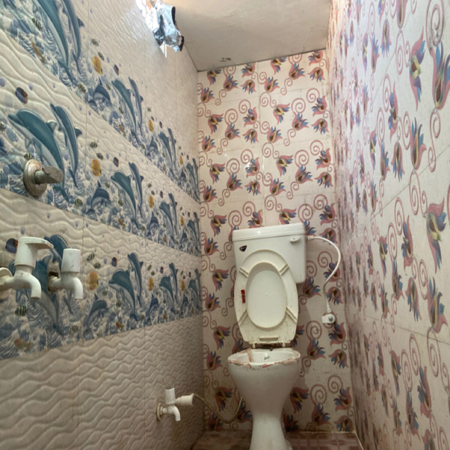 Hotel royal - Tap to explore photos