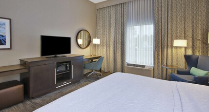 Hampton Inn by Hilton Kennebunk Kennebunkport Room Type - 1 KNG ACCESSIBLE TUB NS