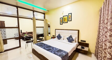 HILLCREST PALACE Room Type - Family Suite with Sofa