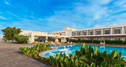Empire By Zuper Bhopal Room Type - Azalea Room Pool Or Lawn View