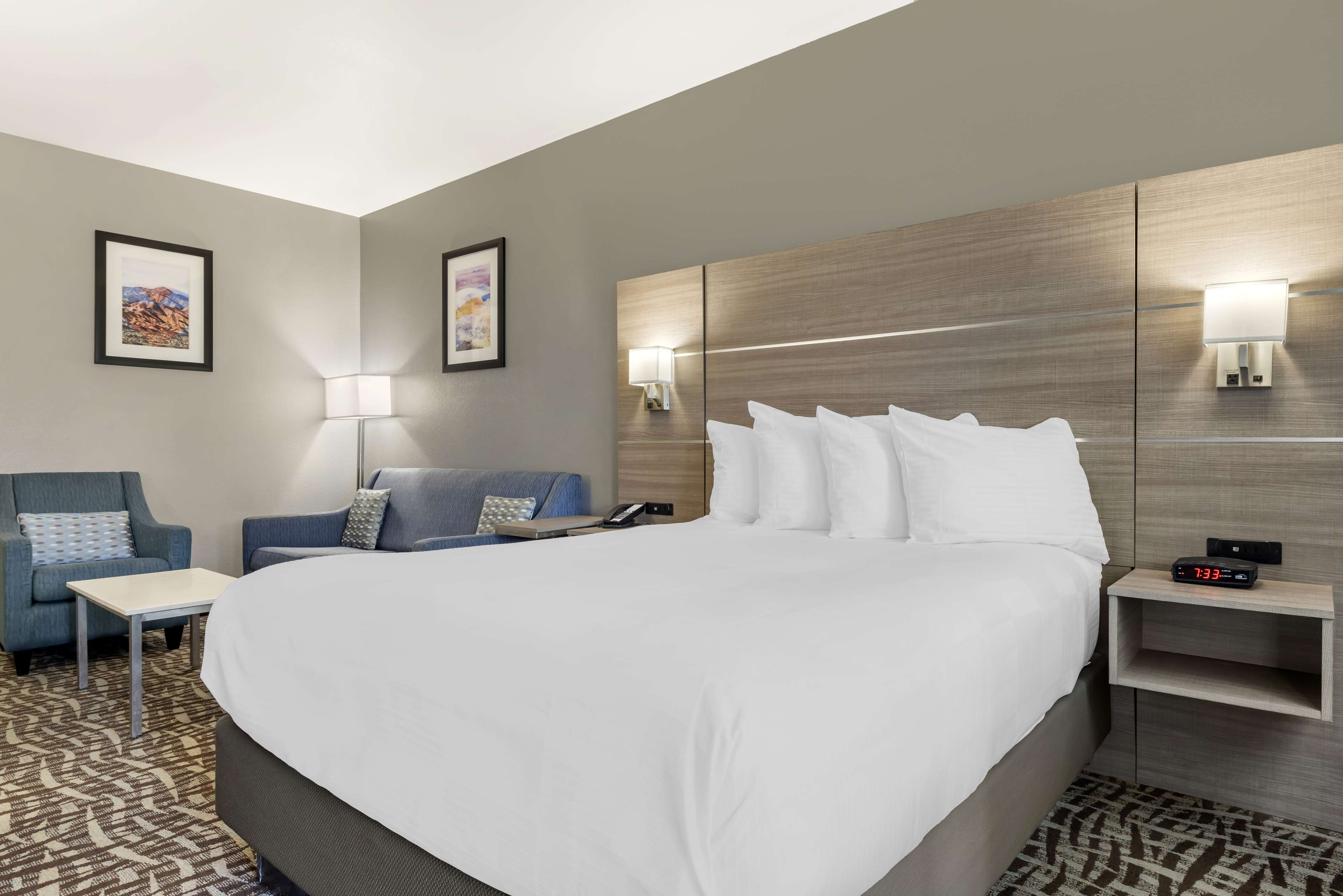 Best Western Plus Lake Elsinore Inn & Suites - Tap to explore photos