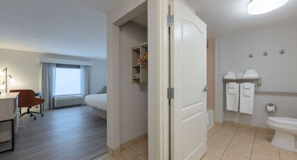 Hampton Inn & Suites by Hilton Moncton Room Type - 1 KING ACCESSIBLE NOSMOK