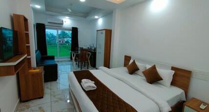 The Mountmist Apartment Kakkanad Room Type - Executive King Room With Balcony