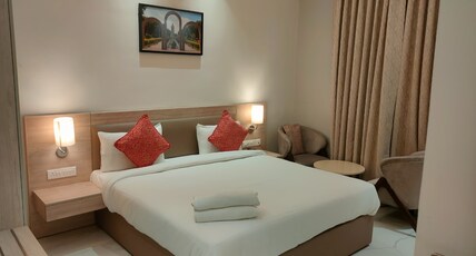 Poonam Aayati Room Type - Deluxe Room