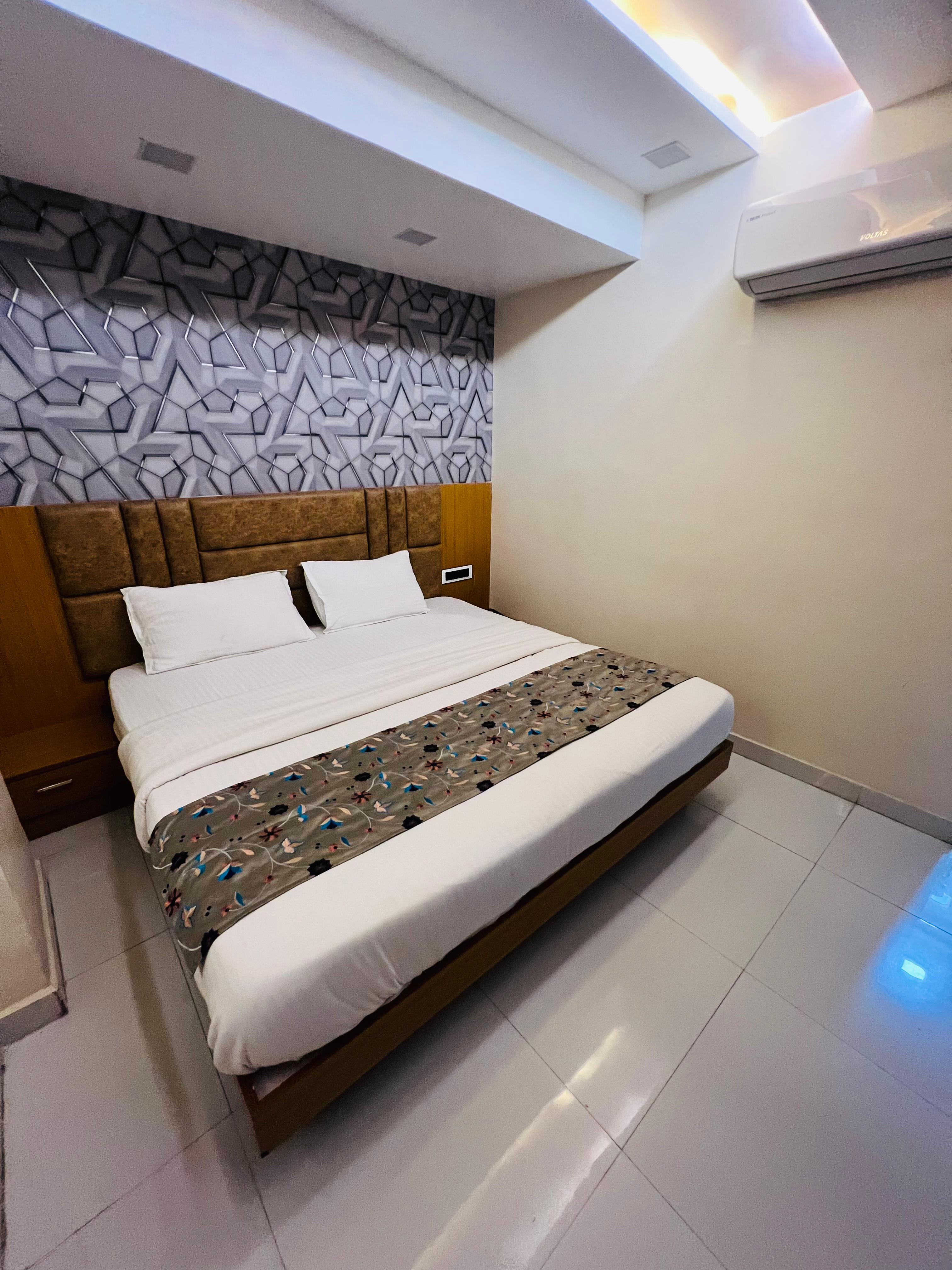 Hotel Exotic - Tap to explore photos