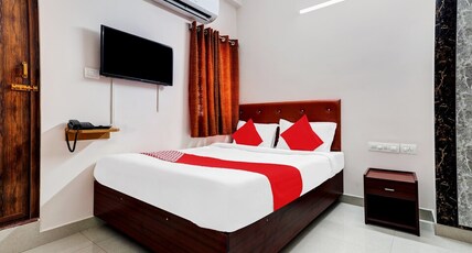 Meenakshi tower Room Type - Deluxe Ac