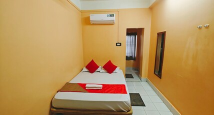 Hotel Nakshatra Room Type - Standard Queen Room