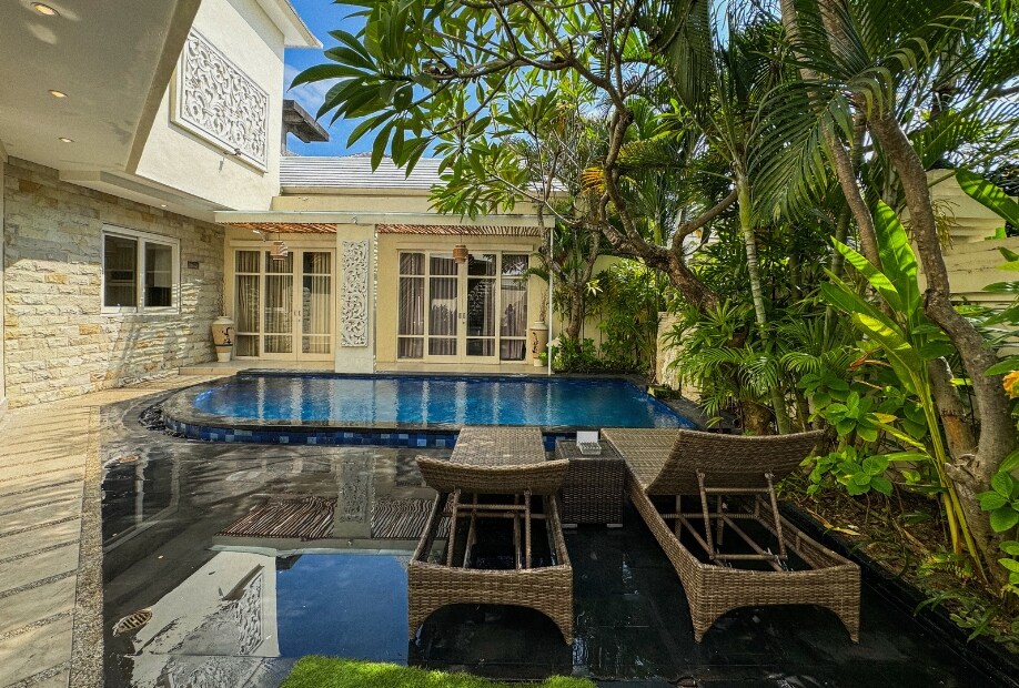 Awila Villas Kuta - Tap to explore photos