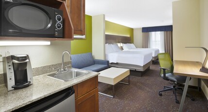 Holiday Inn Express & Suites CIRCLEVILLE Room Type - 2 Queen Beds Suite