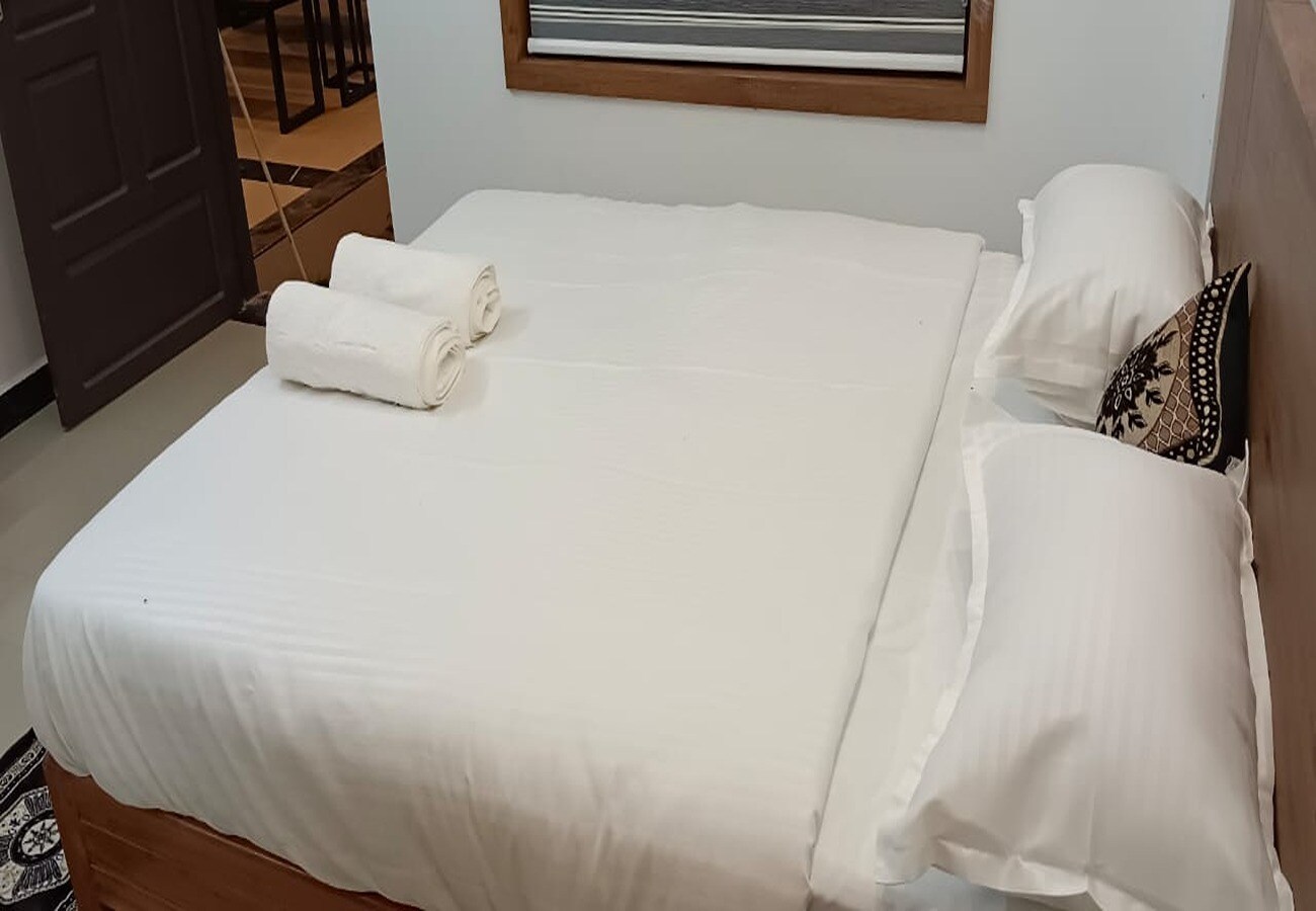 Eminent Esterlla - Tap to explore photos