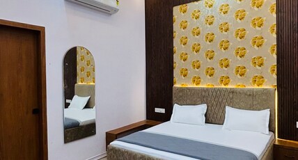Hotel the crown Room Type - Bedroom 1