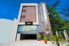 Townhouse Vinobapuri Metro Station