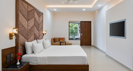 Clarks inn Bichpuri , Agra Room Type - Deluxe Room with Pool View