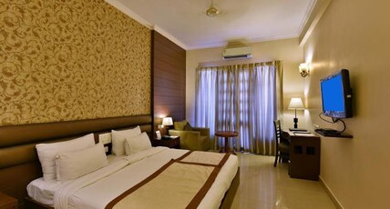 THE ROYAL RETREAT Room Type - Deluxe Room with Balcony