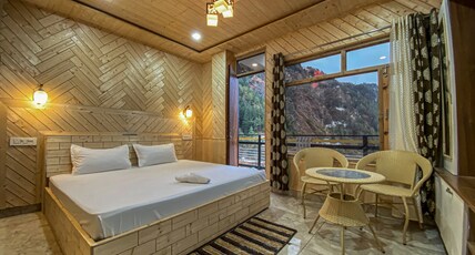 The Alpine Crest Homestay Room Type - Balcony View 1