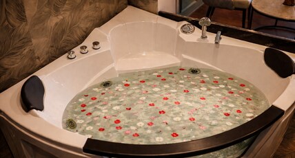THE GRAND CLIFF (BY MARVILLA) Room Type - Presidential Suite With Jaccuzi n Balcony