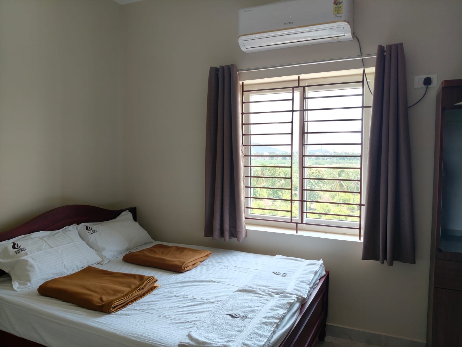 CHOZHA PALACE PREMIUM ROOMS AC - Tap to explore photos