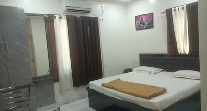 Hotel Abhishek Inn Room Type - Deluxe Room