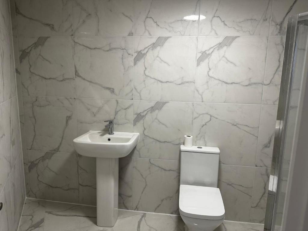 OYO Cheetham Hill Guest House - Tap to explore photos