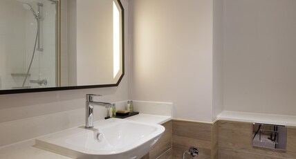 Hilton Cobham Room Type - KING HILTON GUESTROOM