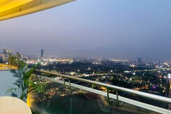 Romantic Getaway Suite City View