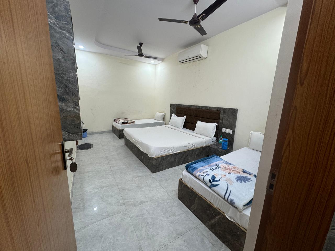 MEERA RESIDENCY VRINDAVAN- 10 Minutes walking from Banke bihari ji Temple - Tap to explore photos