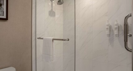 Hampton Inn by Hilton Winnipeg Downtown Room Type - 2 QNS MICROWV FRIDGE