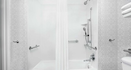 Hampton Inn & Suites Chicago Downtown Room Type - 2 DD MOB HEAR ACC TUB