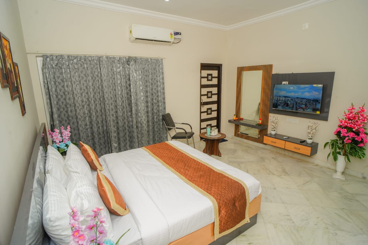 Sunny Villa (Entire 4bhk with Pool) - Tap to explore photos