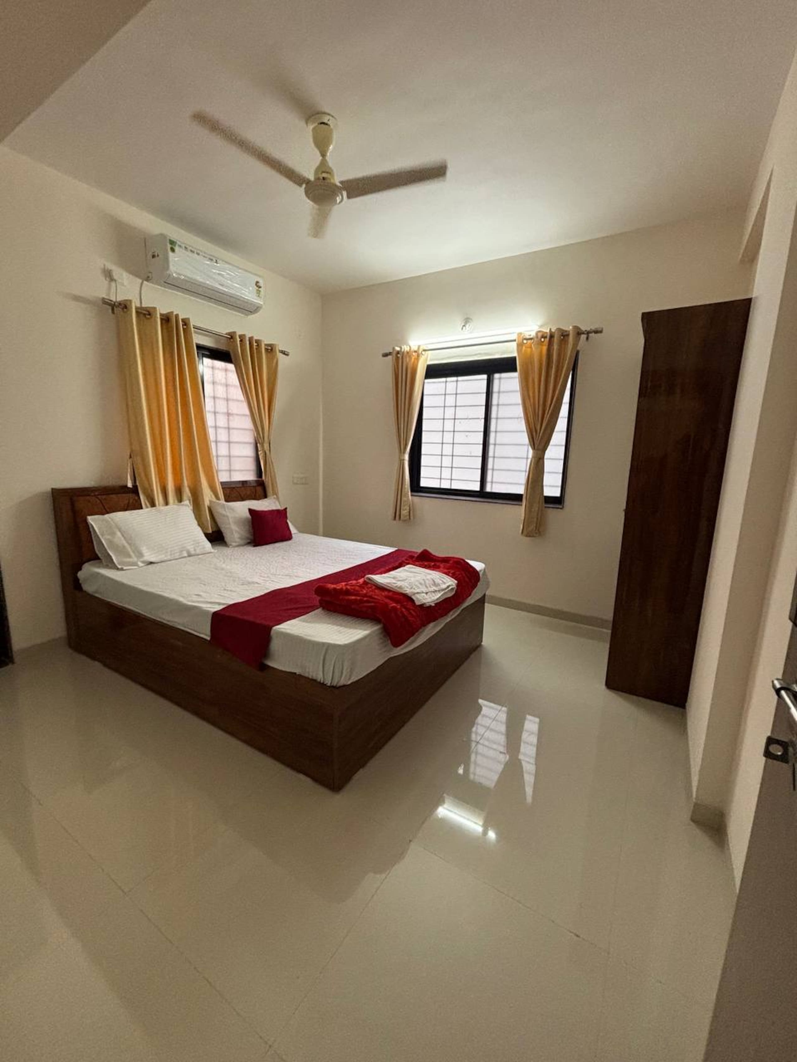 1BHK Comfy Stay 3 - Tap to explore photos