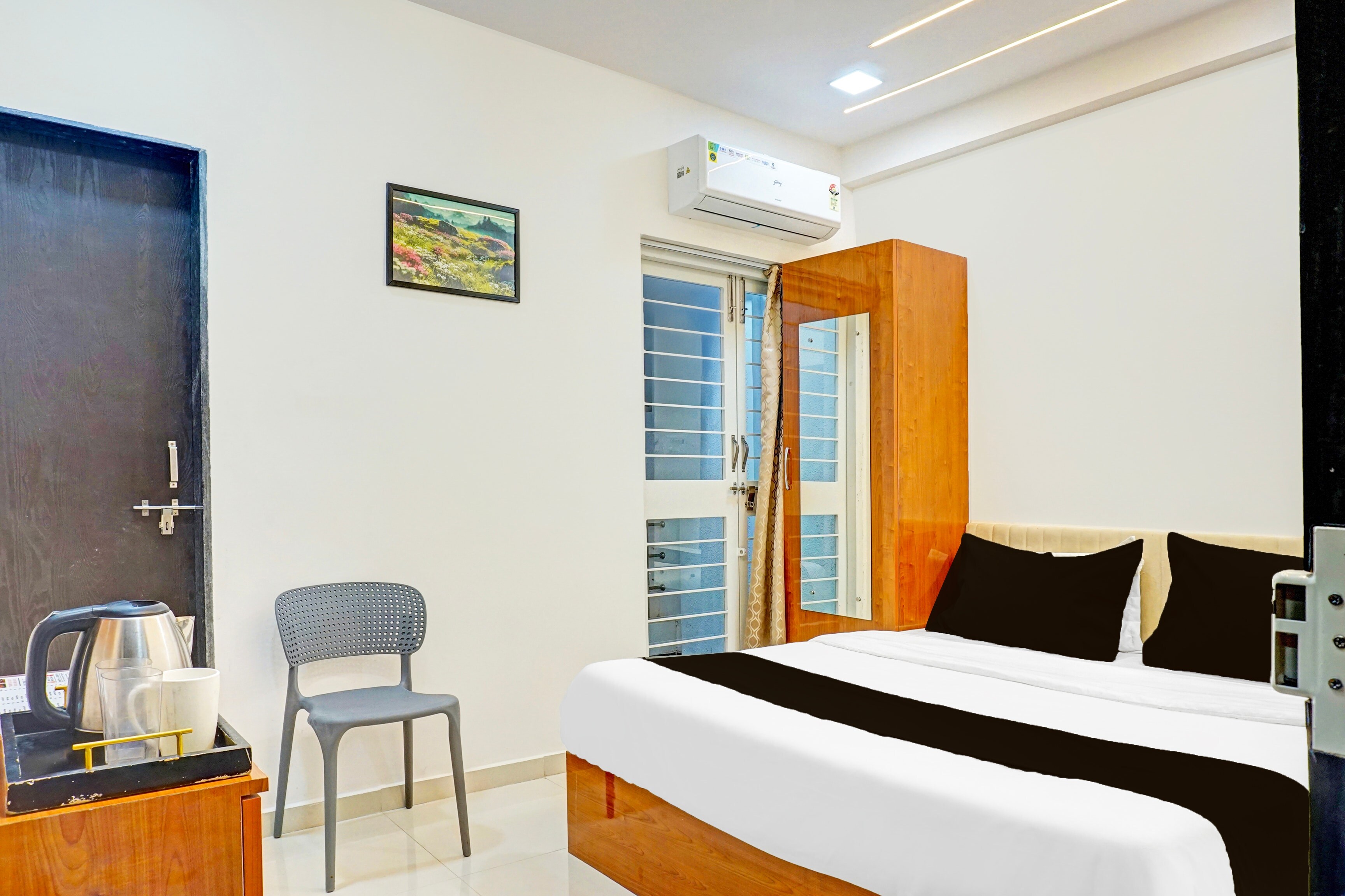 Townhouse Rising Surya Hotels - Tap to explore photos