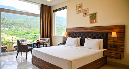 AOTEL by Clarks Inn Room Type - Luxury Family Suite With Mountain view and King Bed