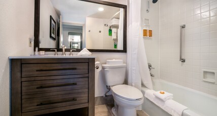 Holiday Inn ESTES PARK Room Type - 1 King Standard Mountain View Tower 1 Holiday Inn ESTES PARK Room Type - 1 King Standard Mountain View Tower 1