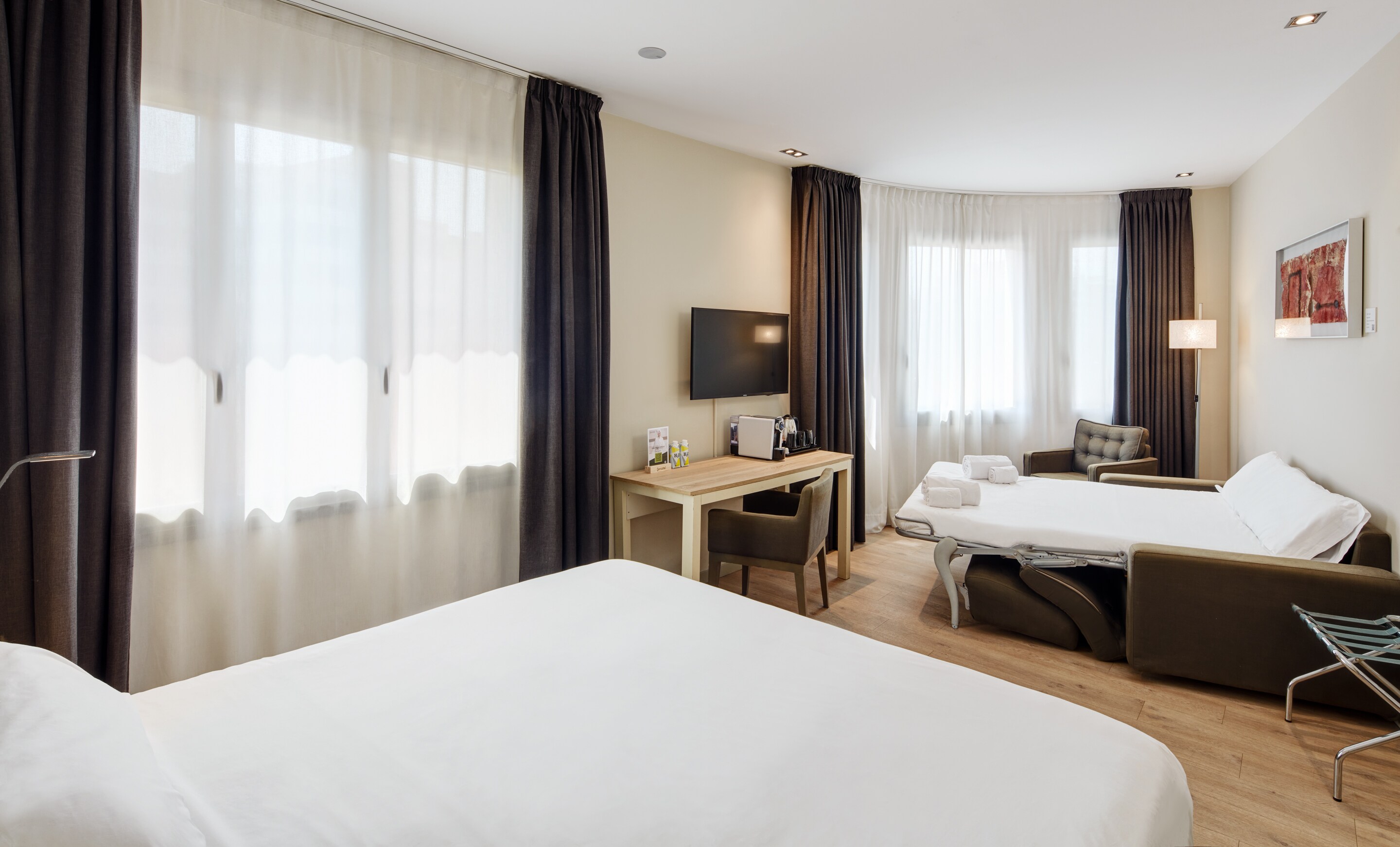 Sercotel Amister Art Hotel - Tap to explore photos